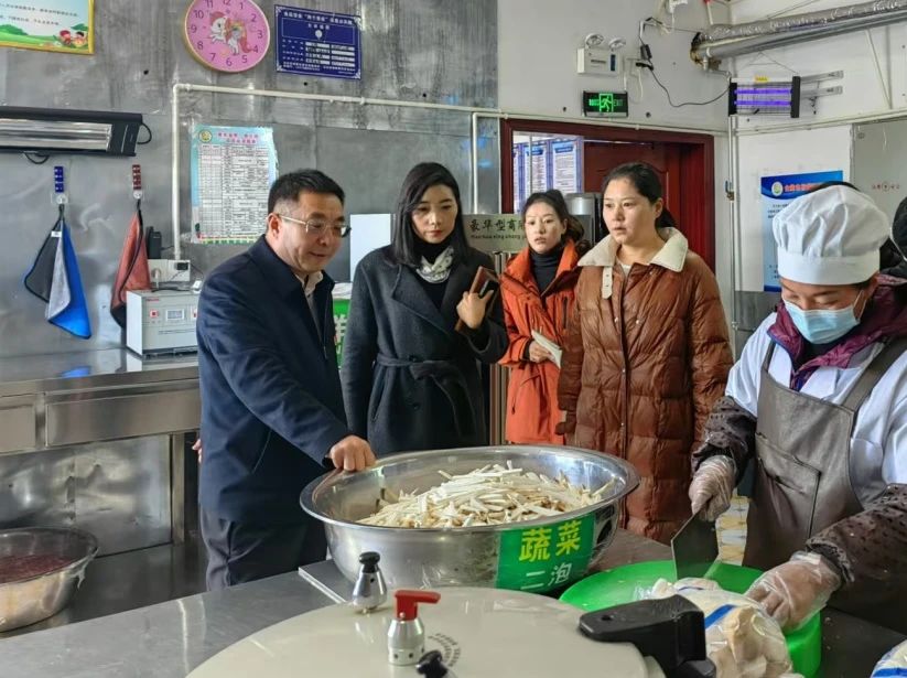刘奎臣带队检查各学校食堂食品卫生安全情况.jpg
