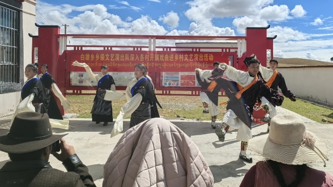 聂荣县白雄乡开展戏曲进乡村文艺演出活动.png