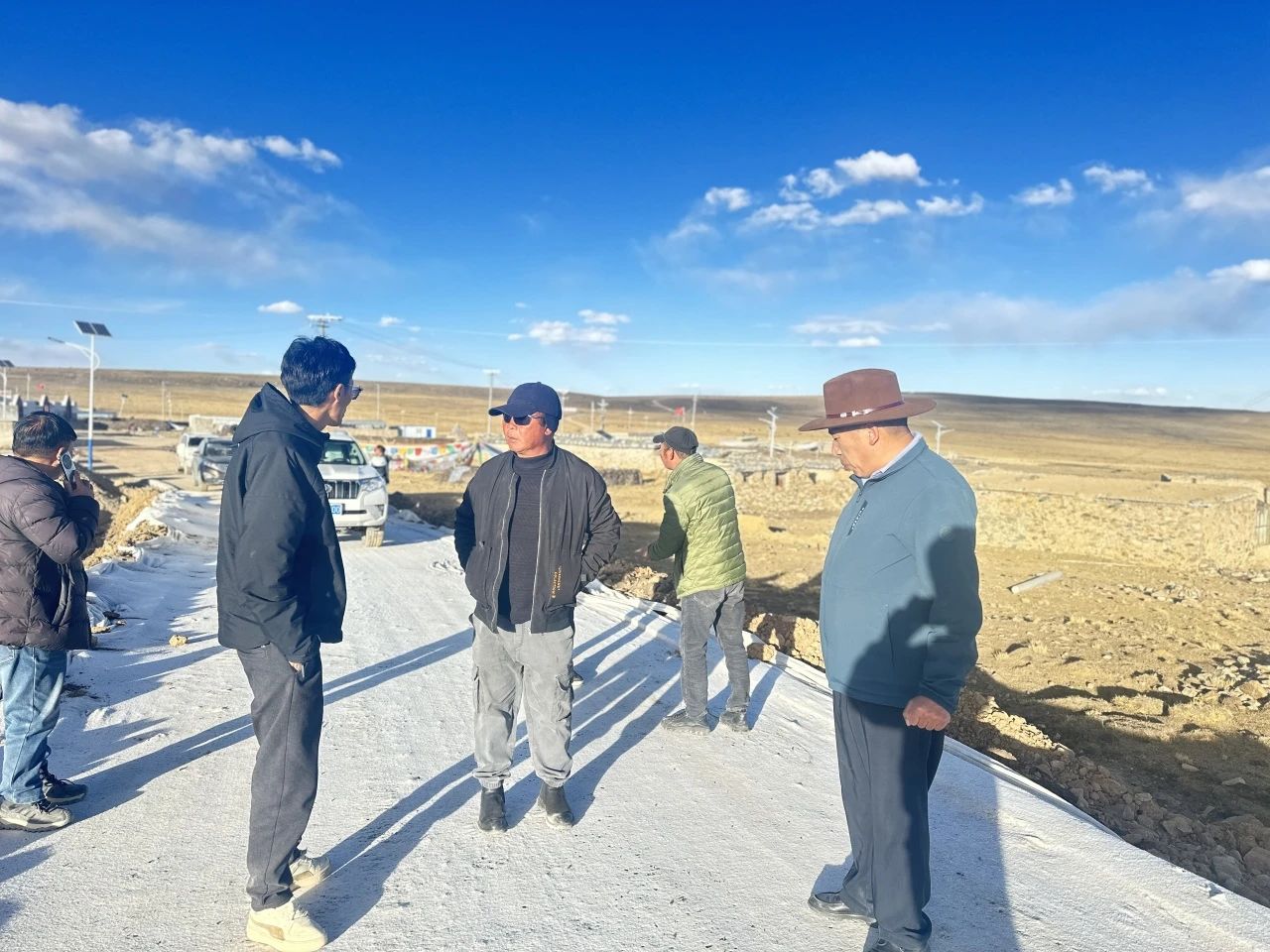 西洛次仁深入农村公路项目施工现场督导检查.jpg