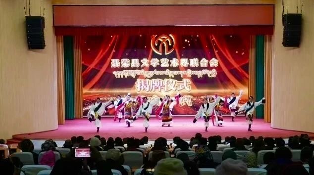 聂荣县文学艺术界联合会揭牌成立.jpg