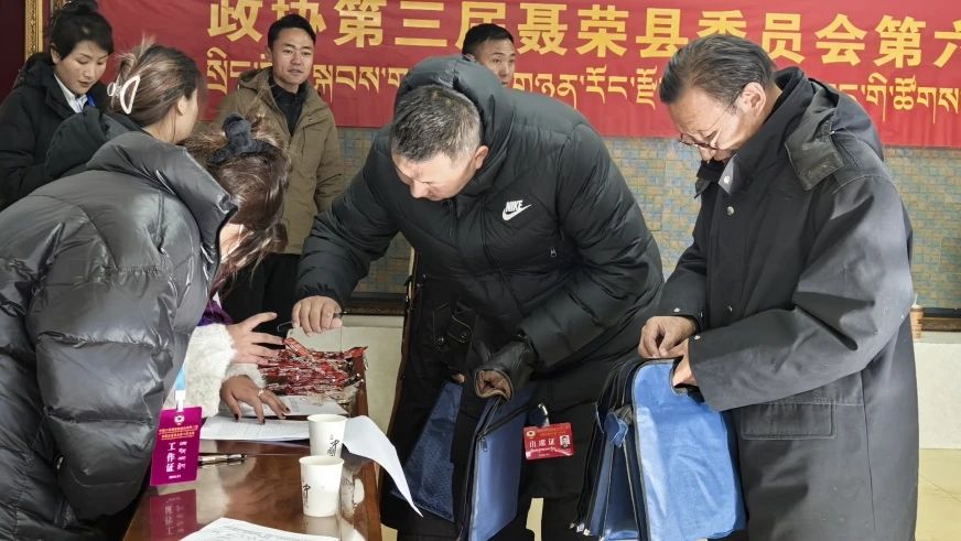 政协委员报到 聂荣进入两会时间1.jpg