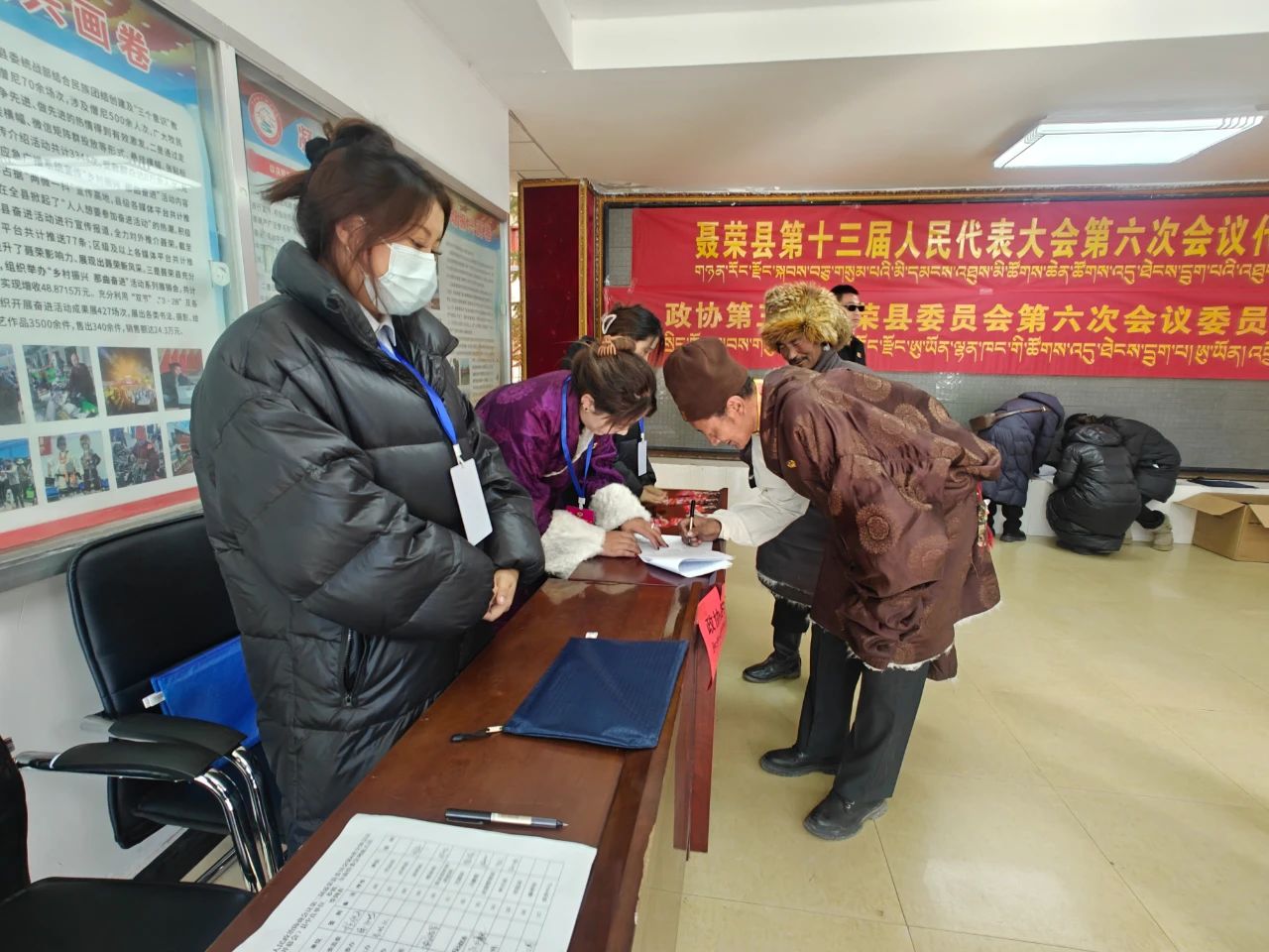 政协委员报到 聂荣进入两会时间.jpg