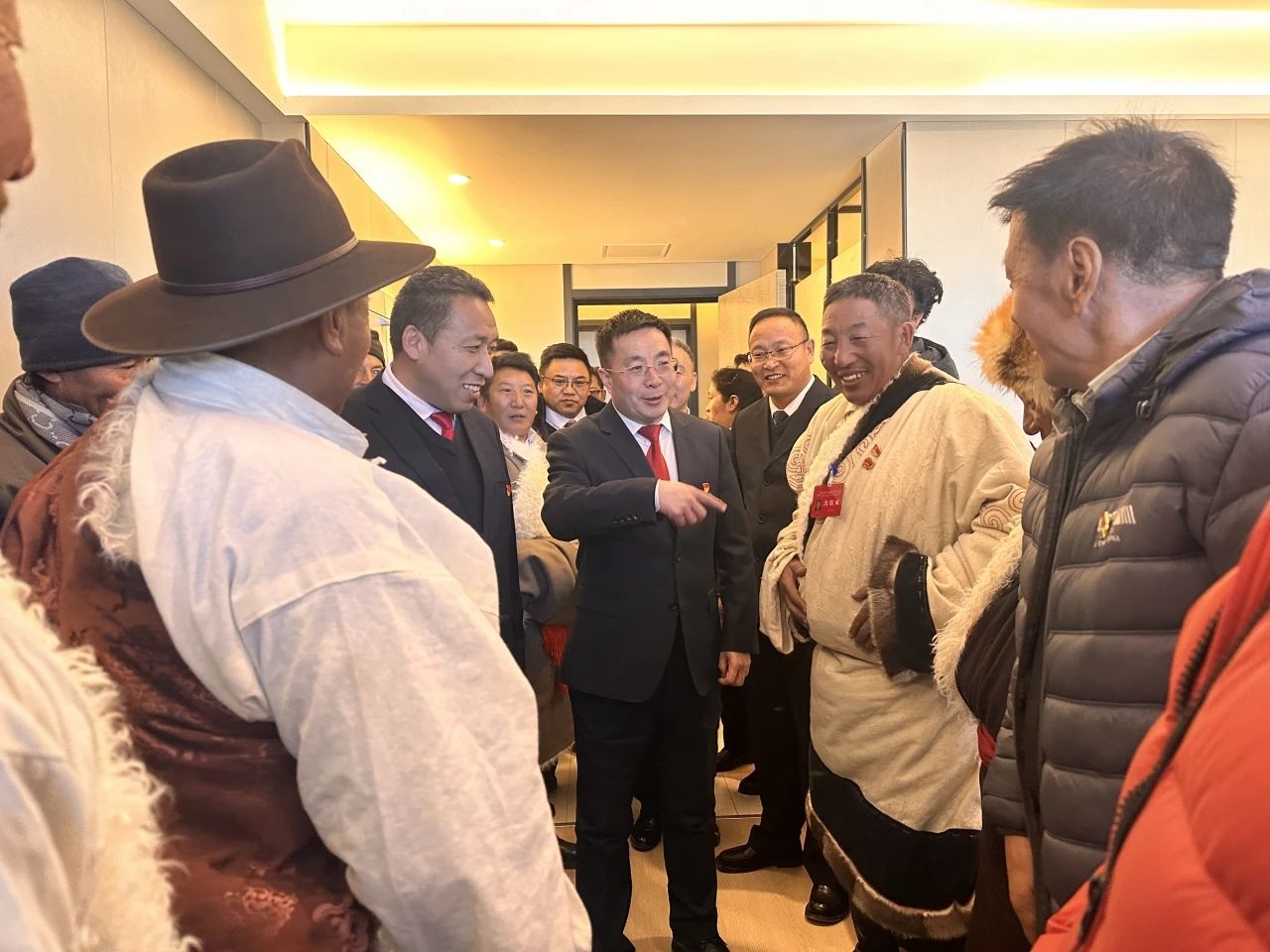 刘奎臣等县级领导看望出席两会人大代表和政协委员.jpg