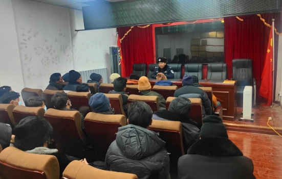 聂荣公安开展“美丽乡村行”交通安全巡回宣传活动.png