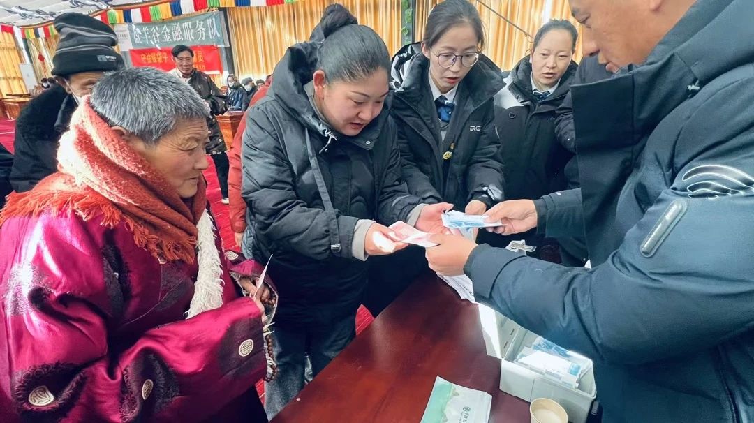 农行聂荣县支行开展金融知识宣传活动.jpg