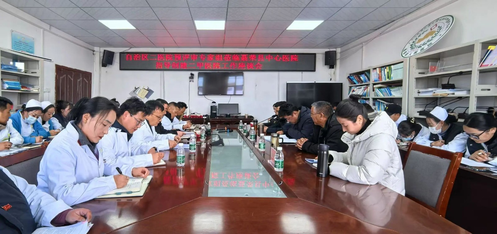 自治区二医院预评审专家组到聂荣县医疗卫生集团中心医院指导创建二甲医院工作.jpg