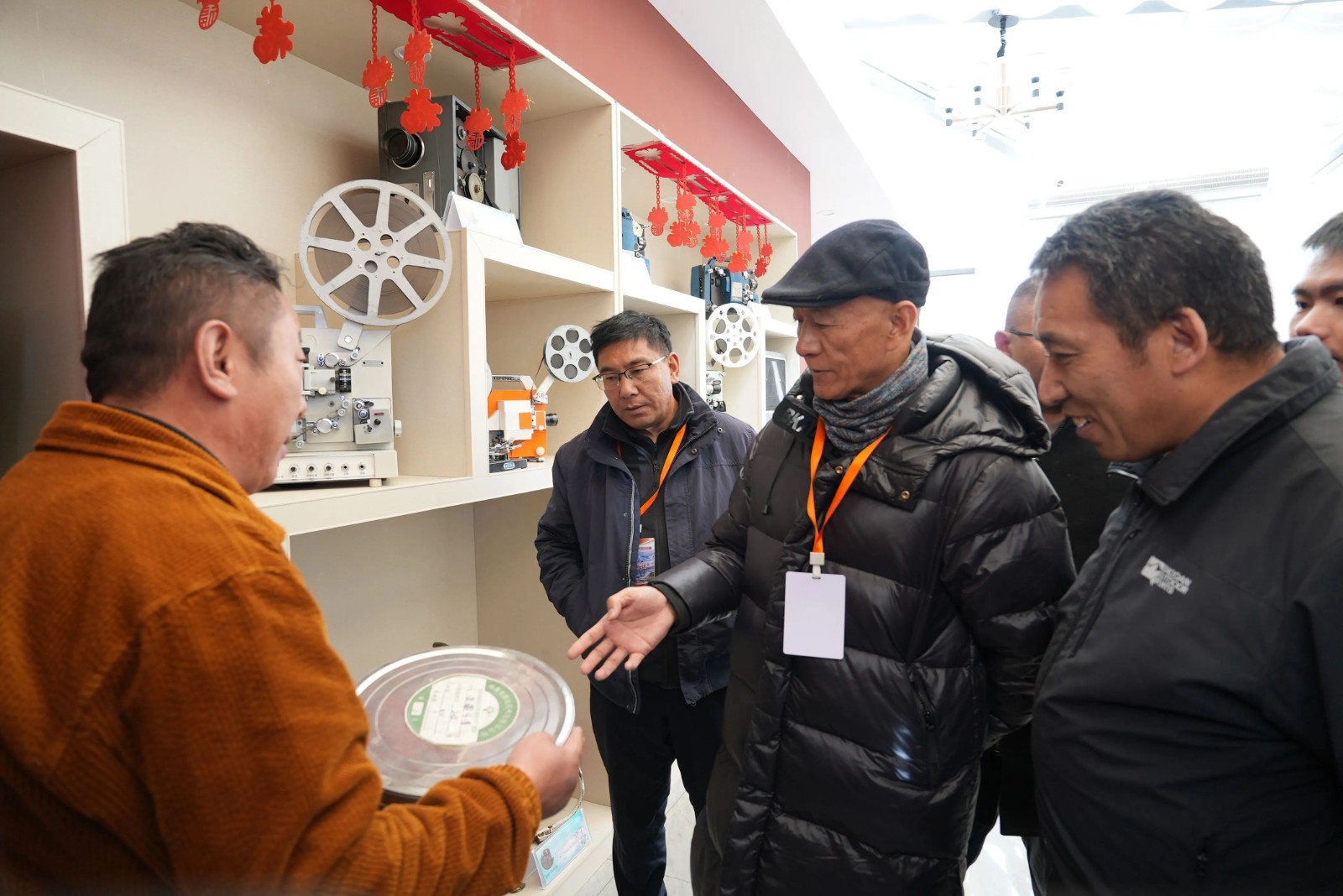 全区乡村学校少年宫项目建设工作培训班工作组在聂荣县视察观摩.jpg