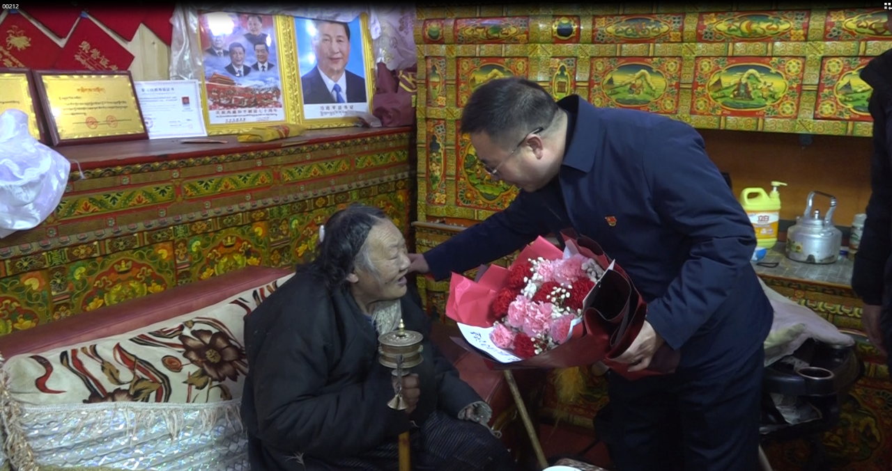 刘奎臣一行看望慰问百岁老人.png